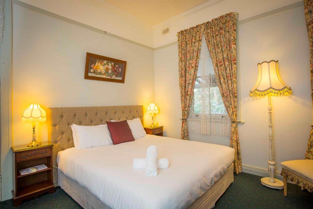 Queen room with vintage lamps